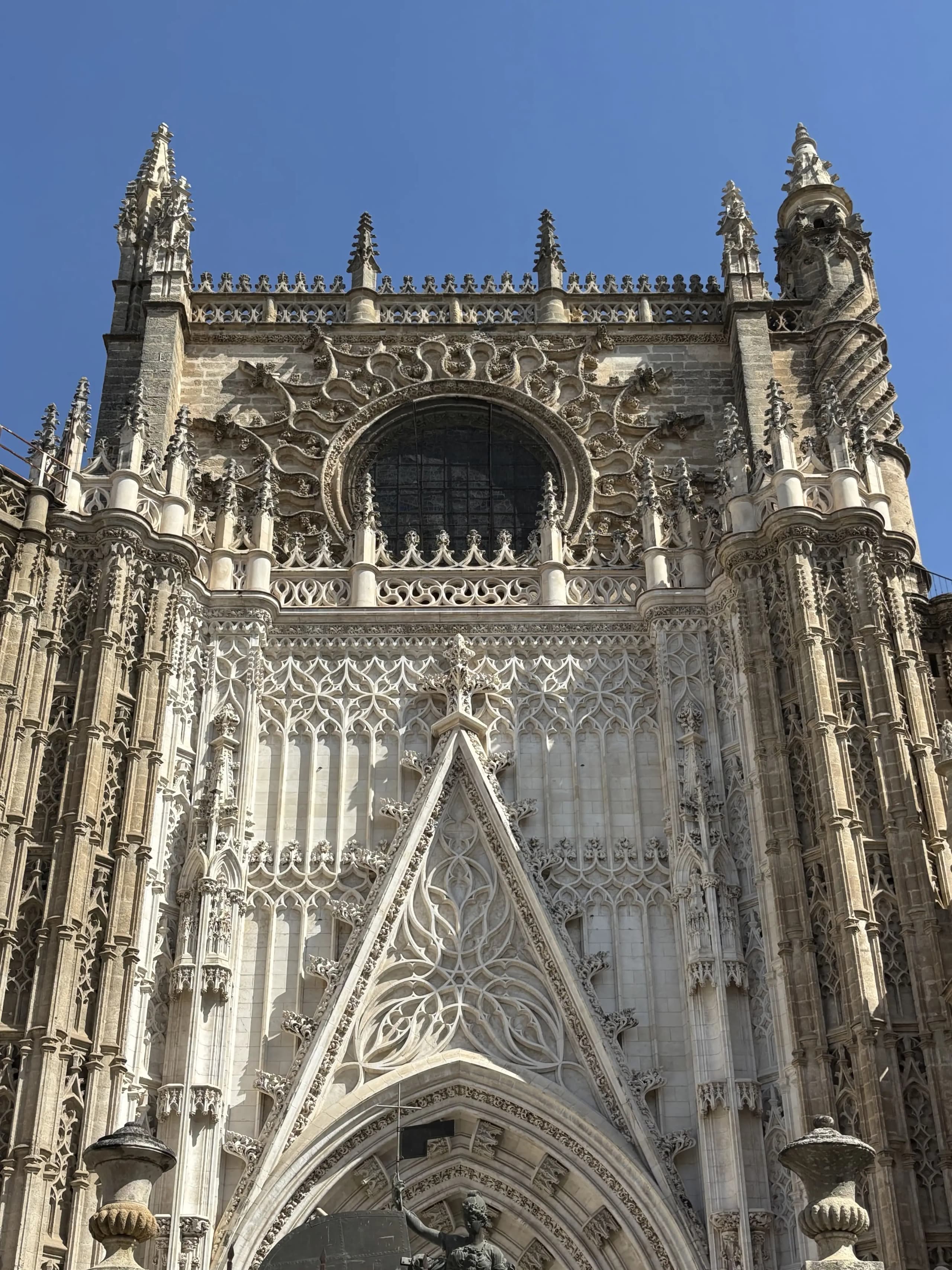 Portada de la Catedral de Sevilla, incluida en el tour completo